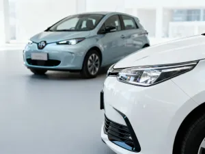 Srebrna Toyota Yaris Cross zaparkowana na nowoczesnej ulicy w słoneczny dzień. Prezentacja sylwetki miejskiego crossovera.